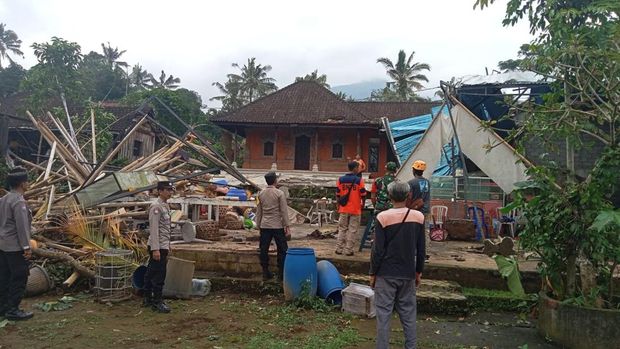 Kerusakan bangunan di Banjar Soka, Desa Senganan, Kecamatan Penebel, Tabanan yang ditinjau BPBD Kabupaten Tabanan, Sabtu (18/1/2025).