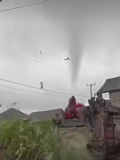 Angin puting beliung menerjang di Banjar Dinas Soka, Desa Senganan, Kecamatan Penebel, Tabanan pada Sabtu (18/1/2025) sore. (Screenshot)