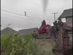 Video: Angin Puting Beliung Terjang Tabanan, Sejumlah Bangunan Porak-poranda