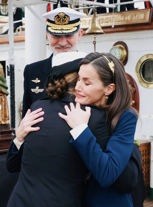 Ratu Letizia tampak haru melepas putrinya yang akan berada di kapal selama berbulan-bulan. Sambil menangis, Ratu Letizia memeluk erat Putri Leonor. Foto: dok. Instagram @casareal.es