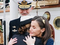 Momen Haru Ratu Spanyol Melepas Putrinya untuk Pelatihan Militer Angkatan Laut