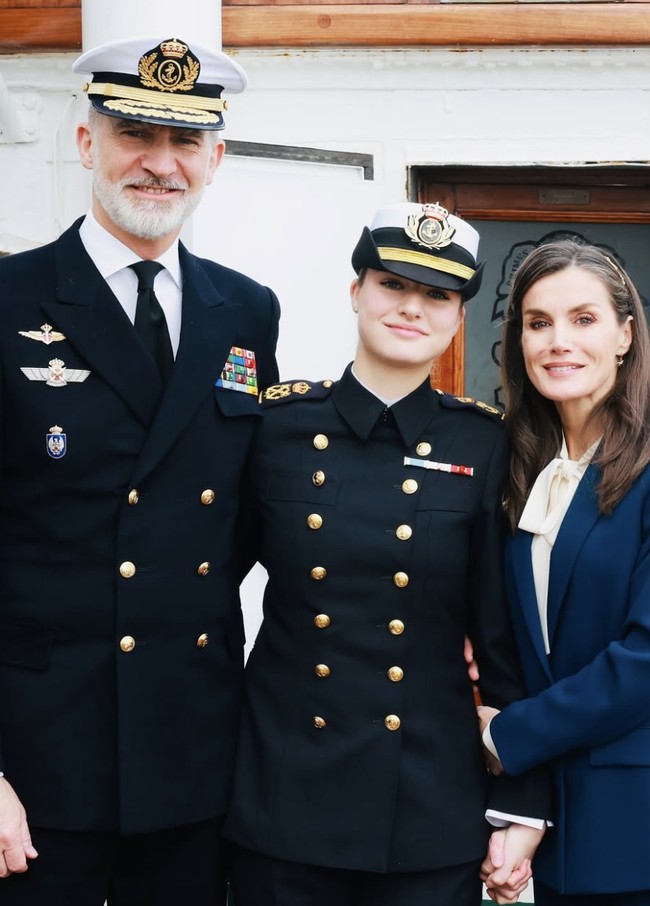 Dalam pidato singkatnya di atas kapal, Raja Felipe menyampaikan pesan mendalam kepada para kadet, termasuk Putri Leonor.  Foto: dok. Instagram @casareal.es