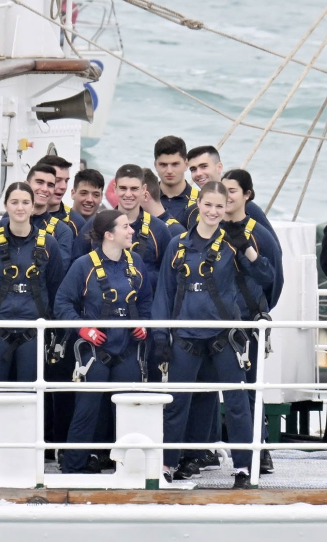 Setelah melakukan pelatihan militer Angkatan Darat, calon Ratu Spanyol, Putri Leonor kembali melakukan latihan militer lainnya. Putri Leonor berlayar selama lima bulan untuk latihan Angkatan Laut.  Foto: dok. Instagram @casareal.es