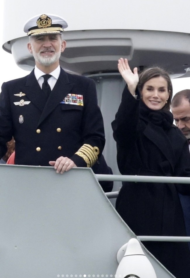 Prosesi pelepasan diadakan belum lama ini di Pelabuhan Cádiz di Spanyol Selatan. Suasana dipenuhi emosi saat Ratu Letizia dan Raja Felipe VI mengucapkan selamat tinggal kepada putri sulung mereka. Foto: dok. Instagram @casareal.es