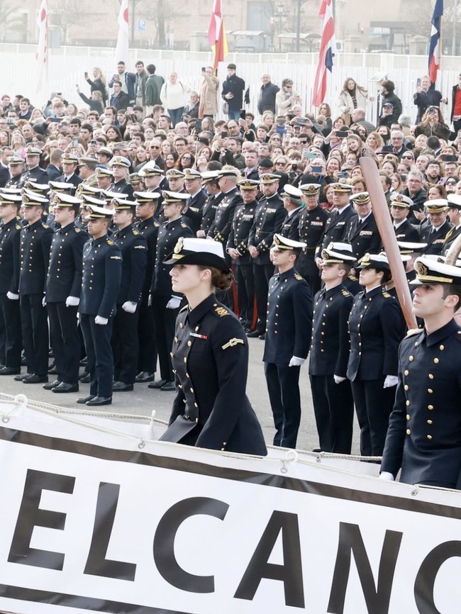 Raja Felipe menekankan pentingnya peran para kadet sebagai perwakilan Angkatan Laut Spanyol yang memiliki sejarah panjang. “Anda membawa nama baik dan citra Spanyol di bahu Anda. Ingatlah bahwa Anda adalah bagian dari Angkatan Laut Spanyol abad ke-21 yang kembali mengarungi samudra bersama Elcano. Terbangkan bendera Spanyol dengan bangga di lautan dan pelabuhan yang Anda singgahi,” tambahnya. Foto: dok. Instagram @casareal.es