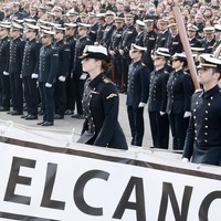 Raja Felipe menekankan pentingnya peran para kadet sebagai perwakilan Angkatan Laut Spanyol yang memiliki sejarah panjang. “Anda membawa nama baik dan citra Spanyol di bahu Anda. Ingatlah bahwa Anda adalah bagian dari Angkatan Laut Spanyol abad ke-21 yang kembali mengarungi samudra bersama Elcano. Terbangkan bendera Spanyol dengan bangga di lautan dan pelabuhan yang Anda singgahi,” tambahnya. Foto: dok. Instagram @casareal.es