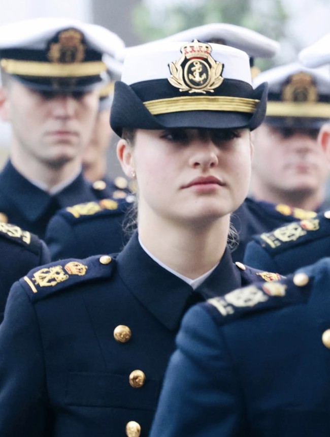 Dengan gagah, tampak Putri Leonor menggunakan seragam kebesaran Angkatan Laut Spanyol. Pelatihan yang diikuti Putri Leonor merupakan bagian dari kurikulum wajib bagi calon perwira Angkatan Laut Spanyol. Dalam pelayaran ini, ia akan mendapatkan pengalaman langsung tentang kehidupan di laut, mempelajari navigasi, astronomi, meteorologi, serta disiplin nautik lainnya. Foto: dok. Instagram @casareal.es