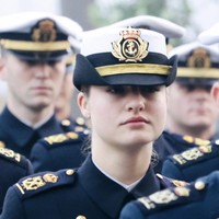 Dengan gagah, tampak Putri Leonor menggunakan seragam kebesaran Angkatan Laut Spanyol. Pelatihan yang diikuti Putri Leonor merupakan bagian dari kurikulum wajib bagi calon perwira Angkatan Laut Spanyol. Dalam pelayaran ini, ia akan mendapatkan pengalaman langsung tentang kehidupan di laut, mempelajari navigasi, astronomi, meteorologi, serta disiplin nautik lainnya. Foto: dok. Instagram @casareal.es