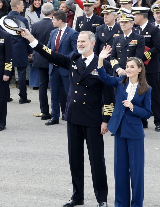 “Di ambang keberangkatan untuk pelatihan pelayaran Anda, Ratu dan saya berharap Anda mendapat lautan yang tenang, angin yang baik, tetapi yang terpenting adalah Anda memanfaatkan tahap ini sebagai pelaut, sebagai prajurit, dan juga sebagai duta Spanyol di dunia,” ucap sang Raja. Foto: dok. Instagram @casareal.es