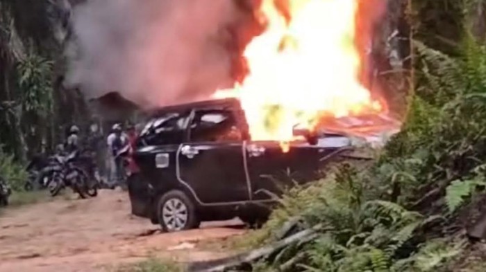 Sebuah mobil minibus milik pencuri sawit di Kuantan Singingi, Riau dibakar massa. (Foto: Tangkapan layar video viral/ Istimewa)