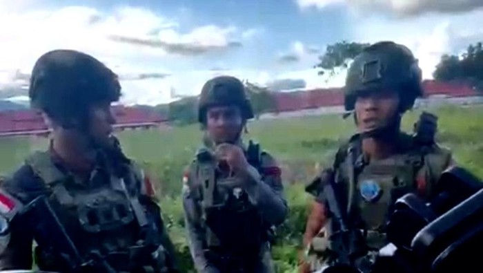 Sejumlah anggota Brimob mengevakuasi Briptu Iqbal Anwar Arif yang ditembak KKB di Yalimo, Papua Pegunungan. Dokumen Istimewa
