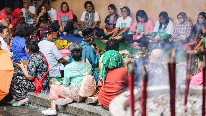 Sejumlah peserta lintas agama berdoa bersama saat mengikuti prosesi syukuran tradisi ketuk pintu di Klenteng Besar Tay Kak Sie, Semarang, Jawa Tengah, Sabtu (18/1/2025). Serangkaian prosesi doa dan parade berkebaya ketuk pintu lintas agama tersebut bertujuan agar kegiatan multikultural Pasar Imlek Semawis 2025 bertema Kepercayaan Kesetiaan dalam rangka menyambut Tahun Baru Imlek 2576 di kawasan Pecinan Semarang pada 25-27 Januari mendatang berjalan aman dan lancar. ANTARA FOTO/Makna Zaezar/rwa.