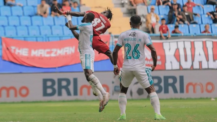 Striker PSM Makassar berduel dengan pemain PSBS Biak dalam laga Liga 1 2024/2025 di Stadion Batakan.
