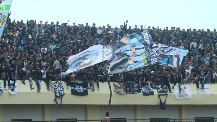 Suporter Persela saat away ke Gresik