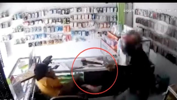 Tangkapan layar aksi perampokan di konter handphone di Sidrap.