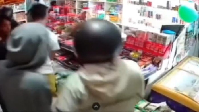 Tangkapan layar video sejumlah pemuda menyerang warung di Medan. (Foto: Istimewa).