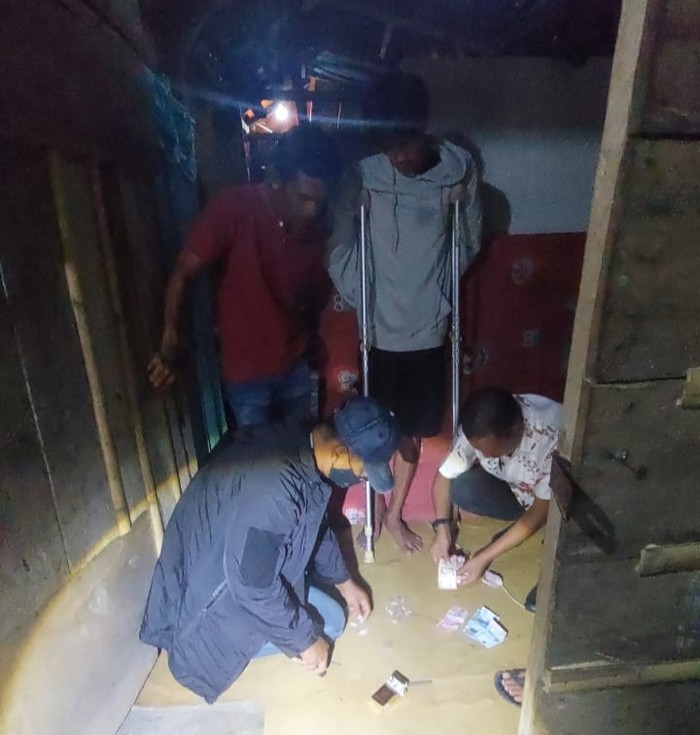 TF (31), pria disabilitas penjual sabu ditangkap di tempat tinggalnya di Dusun Kawae, Desa Maria Utara, Kecamatan Wawo, Kabupaten Bima, NTB, Jumat (17/1/2025) malam. (Dok. Polsek Wawo)
