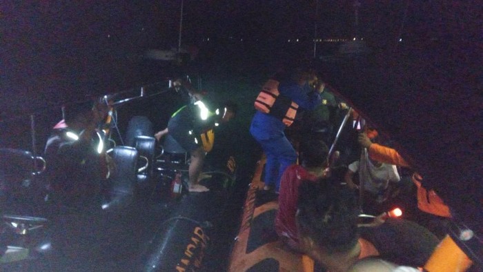 Tim SAR gabungan evakuasi kru kapal pengangkut BBM PLN yang tenggelam di perairan Labuan Bajo, Manggarai Barat, NTT, Sabtu (18/1/2025) dini hari. (Dok. Pos SAR Manggarai Barat)