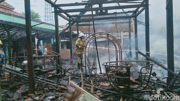 TK di Plosowangi, Klaten ludes terbakar, Sabtu (18/1/2025).