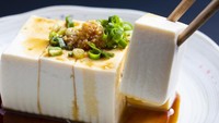 Untuk sumber protein nabati, kamu bisa menikmati tahu (tofu) yang mengandung sekitar 8 gram protein per 100 gram. Produk berbahan dasar kedelai ini termasuk protein lengkap karena mengandung semua asam amino esensial. Foto: Getty Images/Amarita