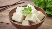 Cari sumber protein nabati? Coba tiru orang Jepang yang doyan makan tofu atau tahu. Tofu bersifat rendah kalori dan mengandung asam linoleat untuk bantu menurunkan kolesterol dan tekanan darah. Foto: Getty Images/Amarita