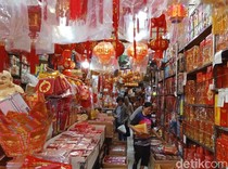 Jelang Imlek 2025, Perlengkapan Aksesoris di Palembang Mulai Diburu