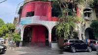 Bangunan toko kaset di film itu berlokasi di daerah Pasar Baru, Jakarta Pusat. Gedung bercat merah putih itu adalah bangunan bersejarah milik Tio Tek Hong, seorang pengusaha Tionghoa zaman Belanda. (Amalia/detikTravel)