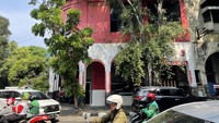 Tio Tek Hong dikenal sebagai salah satu sultan di Pasar Baru dalam perkembangan Jakarta pada tahun 1902. Keunikan arsitektur bangunan ini terletak pada detail ornamen yang memadukan gaya Tionghoa dengan gaya kolonial Belanda. (Amalia/detikTravel)