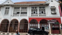 Kini bangunan itu masih kokoh berdiri dan bisa dilihat traveler saat jalan-jalan di kawasan Pasar Baru. Kehadiran bangunan ini dalam film Galih dan Ratna secara tidak langsung mengangkat kembali kisah dan peran pengusaha Tio Tek Hong dalam sejarah Jakarta. (Amalia/detikTravel)