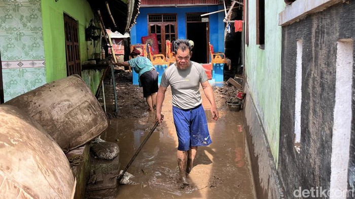 Hujan dengan intensitas tinggi mengguyur sejumlah daerah di Provinsi Lampung pada Jumat (17/1/2025), dan menyebabkan banjir. BPBD Lampung menyatakan ada lima kabupaten dan satu kota yang terdampak banjir.