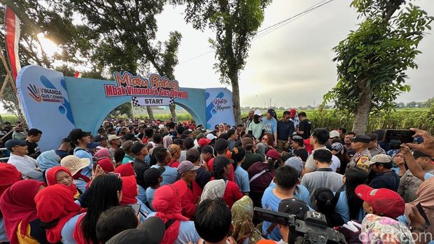 Vinanda dan Gus Qowim mengikuti Jalan Santa