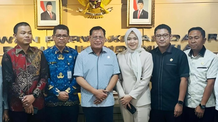 Wakil Ketua Komisi 2 DPD RI Andi Abd Waris Halid (ketiga dari kiri) berfoto bersama dengan Anggota DPRD Bone.