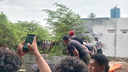 Warga memadati bak bekas penampungan air, lokasi penemuan mayat pria tanpa identitas, di RT 35, RW 09, Kelurahan Oebufu, Kecamatan Oebobo, Kota Kupang, Nusa Tenggara Timur (NTT), Sabtu (18/1/2025). (Yufengki Bria/detikBali)