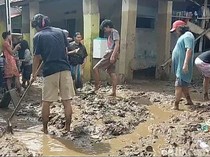 Saat Bandar Lampung Banjir: Bertatih-tatih dari Atap ke Atap, Lompat dari Mobil