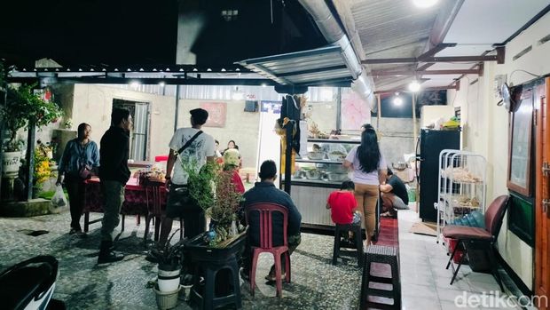 Bu Rina's Be Protected Rice Stall in Tabanan, Bali. (I Dewa Made Krishna Pradipta)