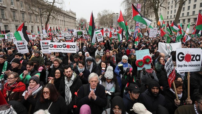 Ultra-Orthodox Jews hold placards at a demonstration in support of Palestinians in Gaza, after Israel and Hamas reached a ceasefire deal, in London, Britain January 18, 2025. REUTERS/Carlos Jasso