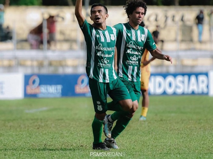 Aidun Sastra Utami melakukan selebrasi usai mencetak gol pembuka PSMS Medan