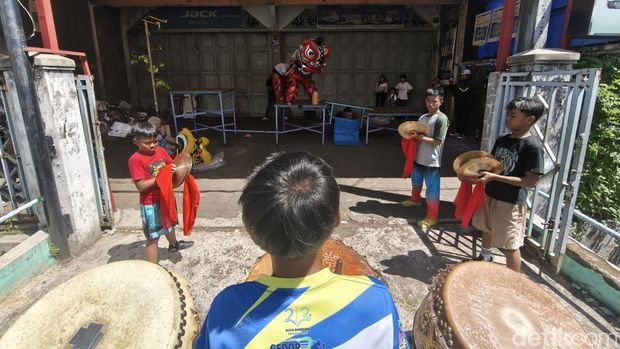 Anak-anak dari klub Barongsai Long Wang Indonesia saat sedang berlatih.