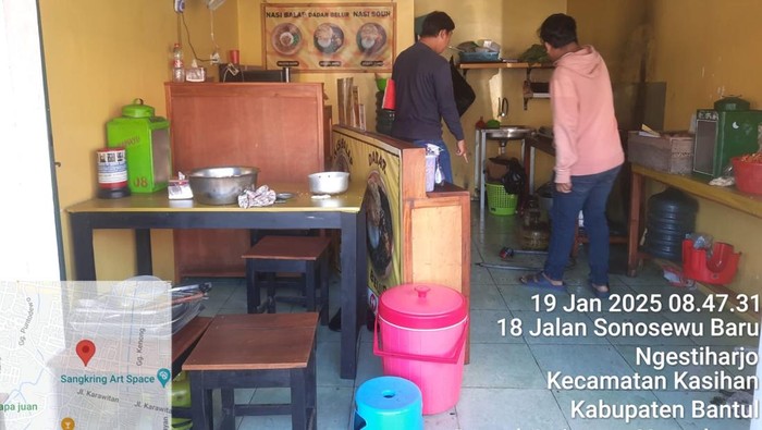 Anggota Polsek Kasihan melakukan olah TKP kasus pembakaran ruko warung nasi balap di Jalan Ambarbinangun, Kasihan, Kabupaten Bantul, Minggu (19/1/2025).