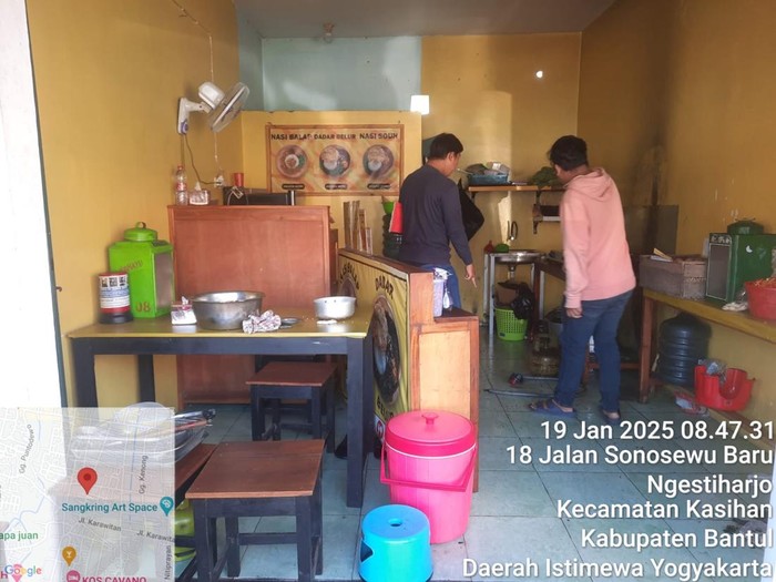 Anggota Polsek Kasihan melakukan olah TKP kasus pembakaran ruko warung nasi balap di Jalan Ambarbinangun, Kasihan, Kabupaten Bantul, Minggu (19/1/2025).