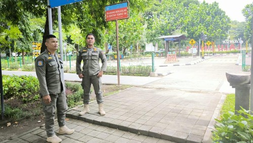 Anggota Satpol PP Denpasar berjaga di kawasan Taman Kota Sewakadarma Lumintang, Denpasar, Bali, Sabtu (18/1/2025) imbas maraknya permainan koin jagat. (Dok. Pemkot Denpasar)