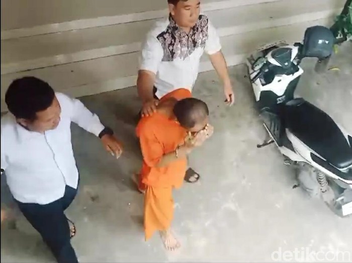 Ayah pemerkosa anak kandung saat dihadirkan di Polres Brebes, Minggu (19/1/2025).