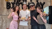 Azka dapat kejutan di hari ulang tahunnya. Ia mendapat ‘kue’ ulang tahun yang sepertinya berupa burger jumbo. Unik ya? Foto: Instagram azkacorbuzier