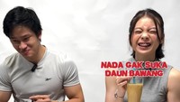Bersama sang adik, Nada, Azka mencoba tren kopi campur daun bawang. Dari ekspresi wajahnya terlihat kalau Azka sangat tidak suka campuran nyeleneh ini. Foto: Instagram azkacorbuzier