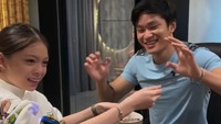Konten unik lainnya terlihat saat Azka dan Nada mencoba pakai alat electric muscle yang bikin tangan mereka berguncang keras. Nada pun diminta menyuapi Azka semangkuk sereal plus susu. Foto: Instagram azkacorbuzier