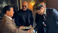 Azkanio Nikola Corbuzier atau akrab disapa Azka Corbuzier ikut disorot setelah disebut sang ayah tidak pilih-pilih makanan. Deddy Corbuzier bilang membiasakan sang anak makan nasi kotak sejak kecil, saat dirinya menyoroti protes terhadap menu Makan Bergizi Gratis (MBG). Foto: Instagram azkacorbuzier