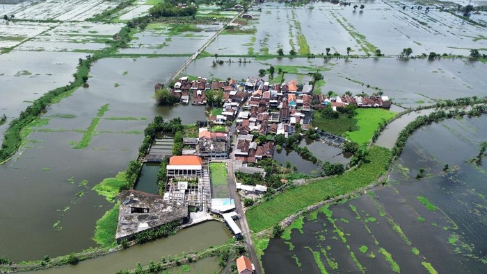 Banjir di Beji Pasuruan Warga menggunakan perahu untuk kembali ke rumahnya yang terendam banjir di Desa Kedungringin, Beji, Pasuruan, Jawa Timur, Minggu (19/1/2025). Hujan yang turun dengan intensitas cukup tinggi beberapa hari terakhir merendam sekitar 2.350 rumah di enam desa kecamatan beji, Pasuruan dengan ketinggian 40-60 cm sehingga menyebabkan aktivitas masyarakat terganggu. ANTARA FOTO/Umarul Faruq/nz