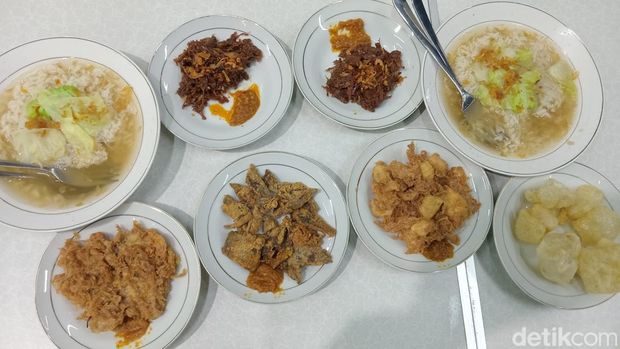 Various empal rice soup menus at the Magersari food stall on Jalan Teuku Umar Barat, Denpasar, Bali. (Photo: Aryo Mahendro/detikBali)