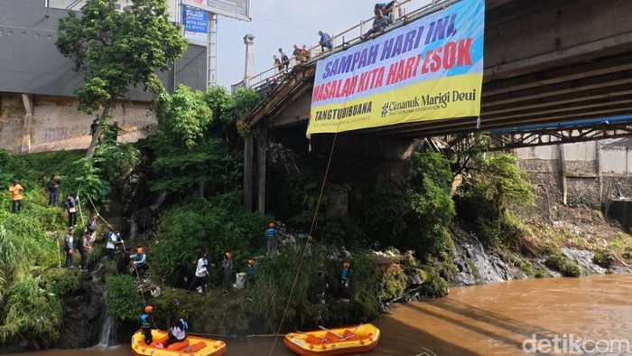 Bersih-bersih sampah di Sungai Cimanuk
