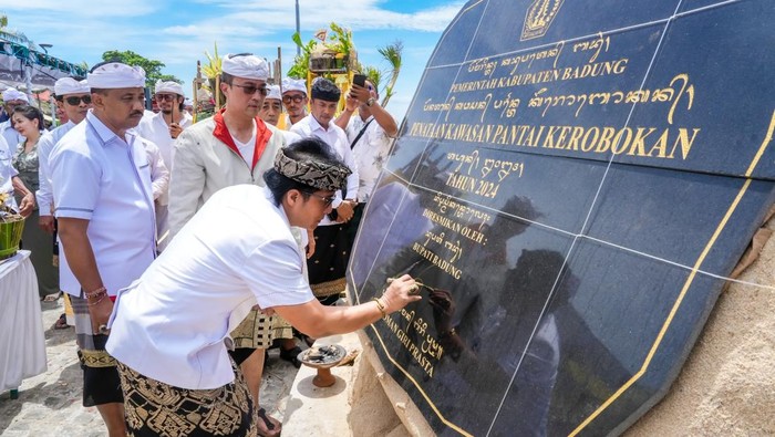 Bupati Badung Nyoman Giri Prasta menandatangani prasasti saat upacara pemelaspasan penataan Pantai Batu Belig, Kerobokan, Kecamatan Kuta Utara, Badung, Sabtu (18/1/2025). (Foto: Dok. Istimewa)